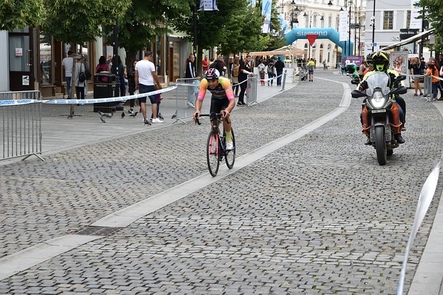 极速电竞入口：[NBA]杜兰特急停跳投 中距离干拔压哨命中.